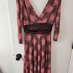 Women's Maggie L Brand, Size 6, 3/4 length sleeves. Deep front and back V style.